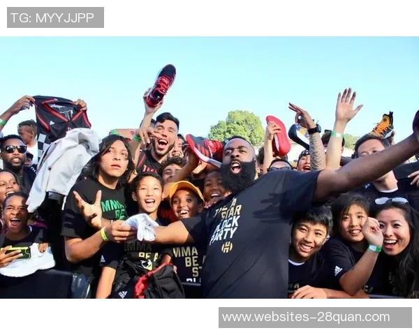 哈登与小球迷的温馨互动瞬间展现篮球魅力与梦想的交汇 哈登与小球迷的温馨互动瞬间展现篮球魅力与梦想的交汇